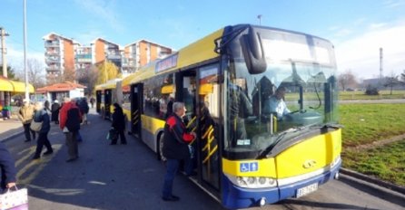 PROLAZNICI U NEVJERICI POSMATRALI: Autobus u Beogradu na stanicu došao KRCAT, ALI U NJEMU NIJE BILO LJUDI (FOTO)