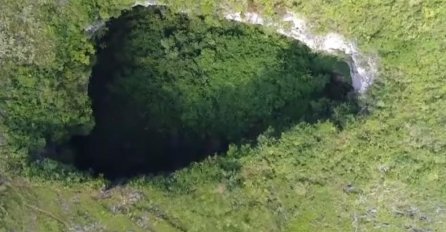POJAVILA SE OGROMNA RUPA I PROGUTALA ZEMLJU:  Uzeli su konopce i spustili se u nju, A ONDA ZANIJEMILI OD PRIZORA (FOTO)