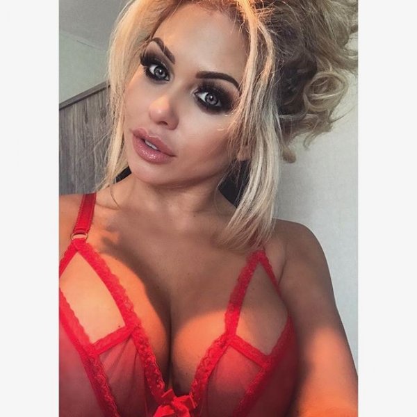 1499681522-busty-bianca-gascoigne-shows-her-cleavage