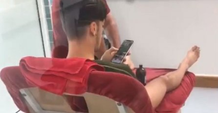APSOLUTNI HIT NA DRUŠTVENIM MREŽAMA Aubameyang uhvatio Özila šta gleda na mobitelu!