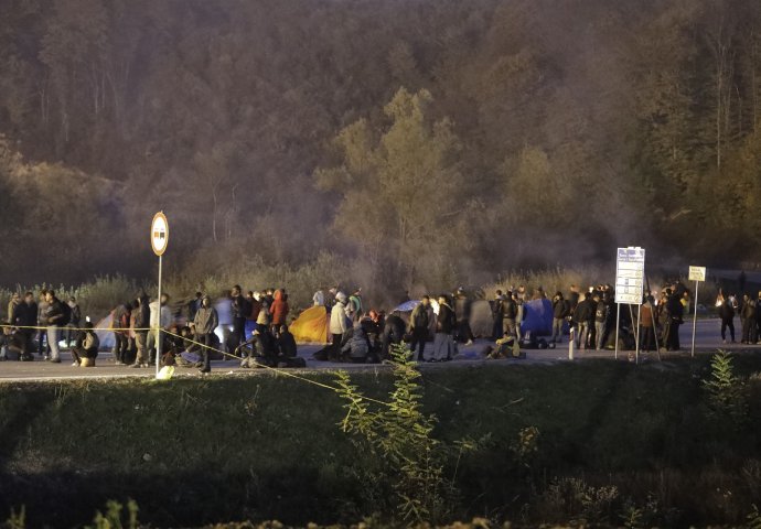 Stotine migranata na GP Maljevac u blizini Velike Kladuše