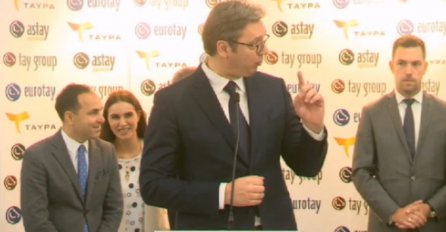 MOMAK IZA JE PREVODIO SA TURSKOG, A ONDA SE VUČIĆ IZNENADA OKRENUO: "Dečko, ovo ti moram reći" (VIDEO)