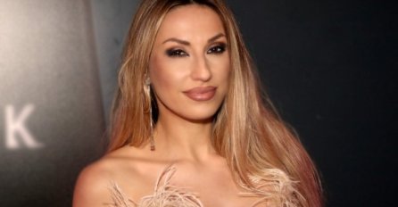 RADA MANOJLOVIĆ JE UVIJEK SREĐENA, A SAD SU JE USLIKALI NA ULICI: Prolaznici su u čudu gledali njeno lice, ZAR OVAKO IZGLEDA? (FOTO)