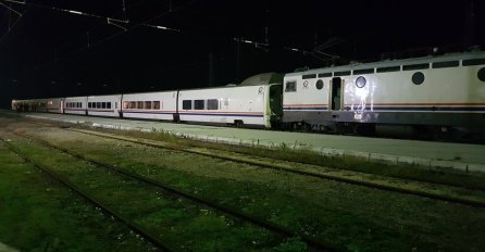 BIHAĆ: Blokiran voz iz Sarajeva sa migrantima, policija ne dozvoljava da se iskrcaju!