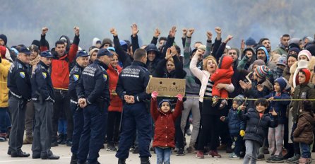 HAOS NA GRANICI: Migranti probili policijski kordon