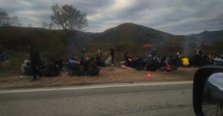 Desetine migranata pored ceste na putu prema Bihaću