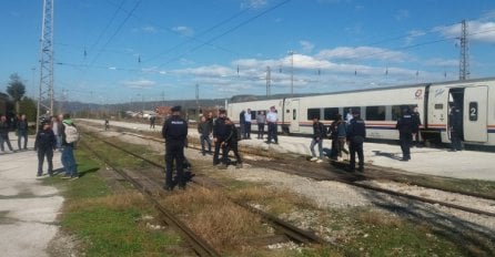 Migranti iz Talgo voza, autobusima krenuli u 'Ušivak' u Hadžićima