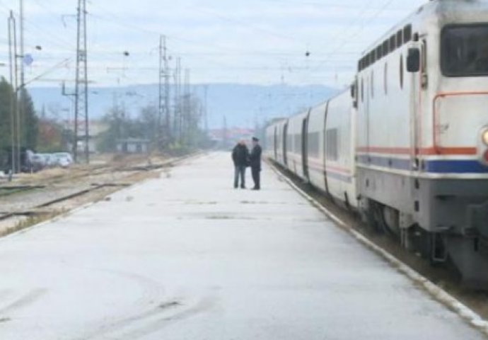 Grupa migranata iz Sarajeva vozom krenula za Bihać