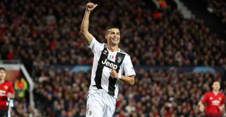 KAKVE VELIČINE! Evo kako je Old Trafford ispratio Ronalda, Portugalac pokazivao samo jednu stvar