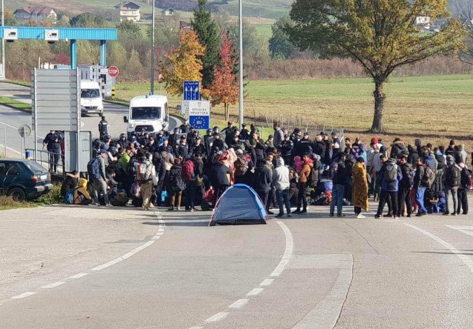 MIGRANTI NAMJERAVAJU PRENOĆITI NA GRANICI: Podigli šatore i zapalili vatru