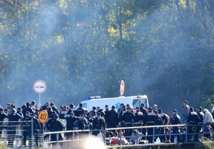 Na granicu stiglo još 100 migranata, policija postavila vodene topove!