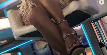 JOVANA JOKSIMOVIĆ U JUTARNJEM PROGRAMU OBUKLA PREKRATAK MINIĆ: Kad su pogledali gore ZALEDILI SU SE OD PRIZORA (FOTO)