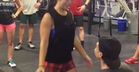 KLEKNUO JE DA ZAPROSI SVOJU DJEVOJKU, ALI OVAJ ODGOVOR NIJE OČEKIVAO: Ljudi u teretani NISU MOGLI DA VJERUJU šta vide (VIDEO)