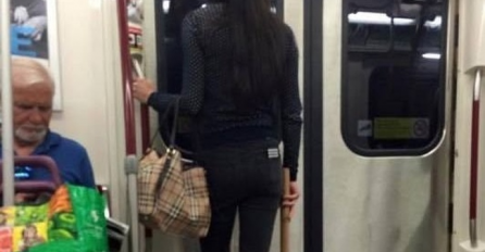 Zbog OVE SLIKE iz tramvaja svi se hvataju za glavu: Kada vidite šta ona drži u ruci, NEĆETE VJEROVATI SVOJIM OČIMA!