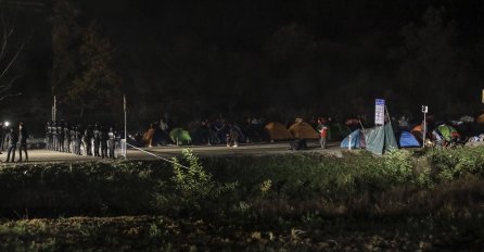 Migranti i treću noć provode pod otvorenim nebom