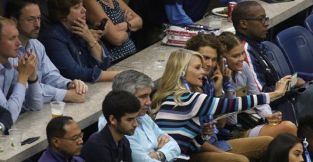 SVI SU GLEDALI U NJU KAD SE POJAVILA NA NOVAKOVOM MEČU: Kako je moguće da izgleda ovako u  64. godini?