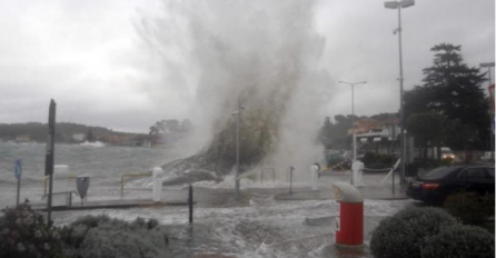 SPREMA SE OLUJNO NEVRIJEME, UPALJEN CRVENI METEOALARM ZA REGION: Važno obavještenje, udari vjetra do 130 km na sat!