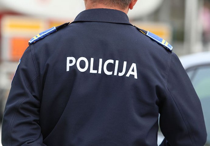 PROLAZNICA SLUČAJNO USLIKALA: Slika policajaca koju su se opustili u prepunom kombiju piva šokirala javnost