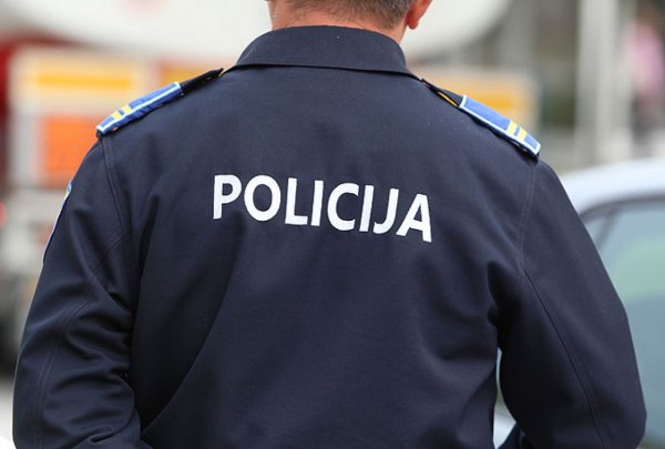 policajac-s-ledja-uniforma