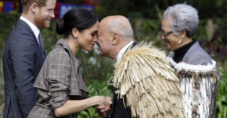 ŠTA TO RADI MEGHAN, SVI ZAPREPAŠTENO GLEDAJU U OVU FOTOGRAFIJU: A ovdje je objašnjenje i Harry je uradio isto! (FOTO)