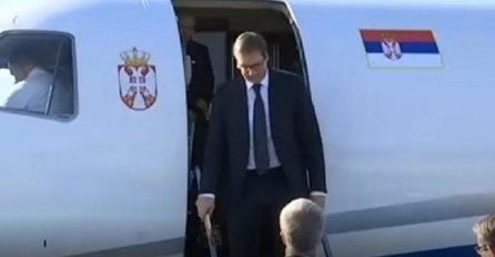 VUČIĆ STIGAO U TURSKU, A KAD SU SE OTVORILA VRATA AVIONA, ZASTAO JE OD IZNENAĐENJA: Ovo nikako nije očekivao (FOTO)