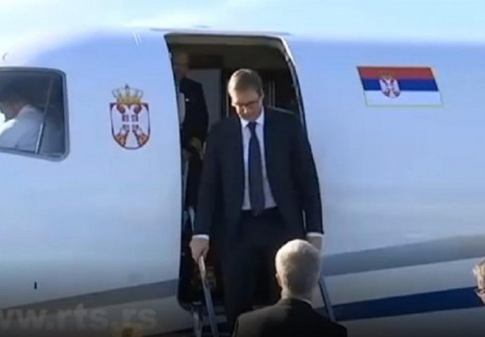 VUČIĆ STIGAO U TURSKU, A KAD SU SE OTVORILA VRATA AVIONA, ZASTAO JE OD IZNENAĐENJA: Ovo nikako nije očekivao (FOTO)