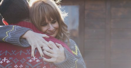 SINA JE BILO SRAMOTA ŠTO GA MAMA GRLI NA AERODROMU: Kada se vratio kući sa puta, doživio je najgori trenutak u životu