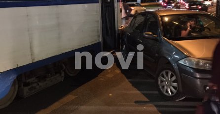 SARAJEVO: Sudar tramvaja i putničkog vozila, uviđaj u toku (FOTO)