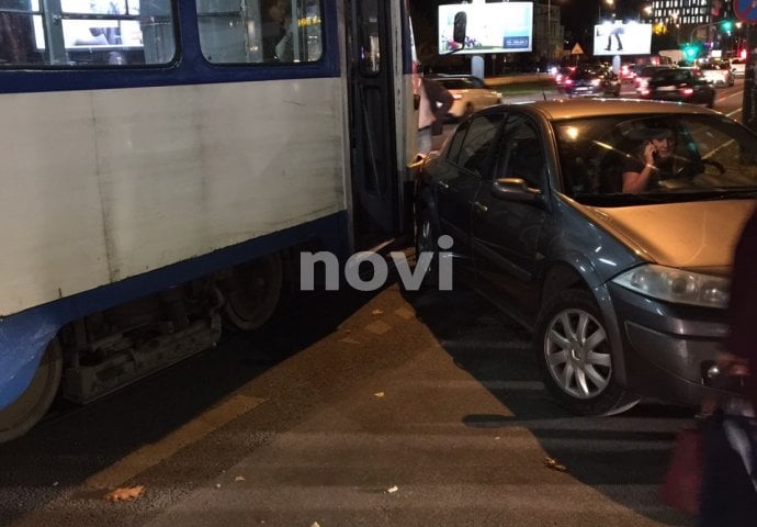 SARAJEVO: Sudar tramvaja i putničkog vozila, uviđaj u toku (FOTO)