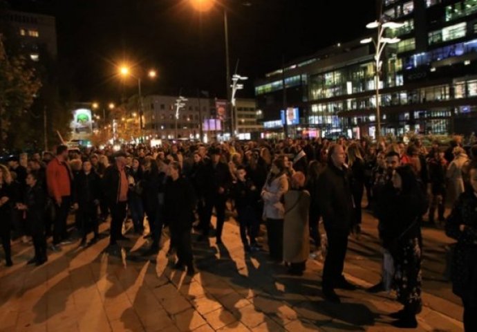 Građani Sarajeva odali počast ubijenim policajcima Adisu Šehoviću i Davoru Vujinoviću