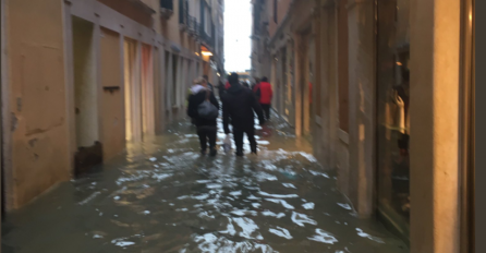 STANJE JE SVE GORE, VIŠE OD 180 LJUDI ZAROBLJENO, VODA RUŠI PUTEVE: Ovakva KATASTROFA se ne pamti (FOTO)