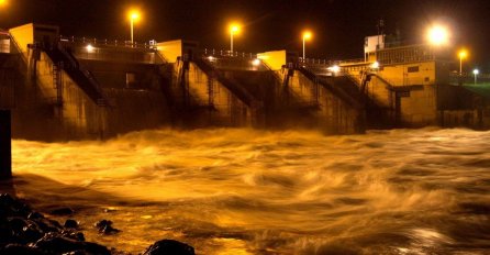 IZLILA SE RIJEKA, VODA JE UŠLA U NASELJE: Evakuacija ljudi,  vatrogasci i sve dežurne službe na terenu