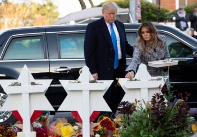 Trumpa na odavanju počasti ubijenima u sinagogi dočekali demonstranti