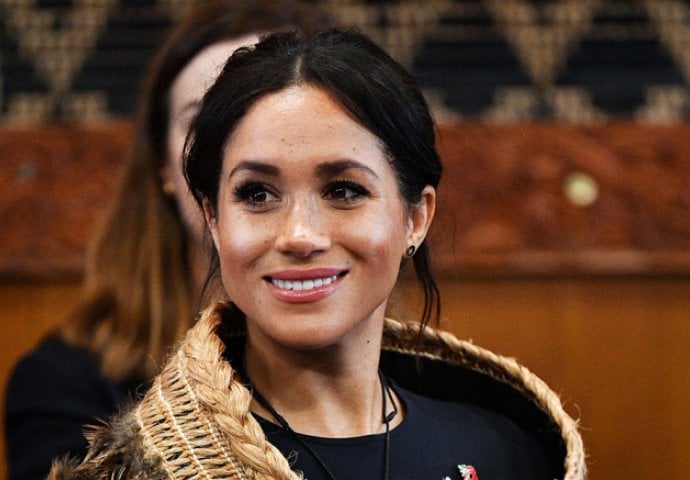 JAVNOST UŽASNUTA, SVI PRIČAJU O BOSIM STOPALIMA MEGHAN MARKLE: "Ljudi moji, šta je ovo?" (FOTO)