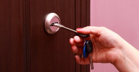 DOBRO POGLEDAJTE BRAVU NA ULAZNIM VRATIMA: Ako vidite ovaj detalj, niste ni svjesni šta slijedi 