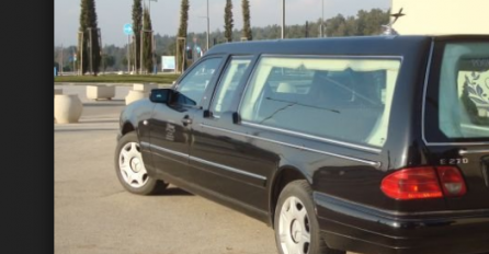 UŽAS! Bolestan natpis na pogrebnom vozilu uznemirio region: Neke je, doduše, i nasmijao (FOTO)