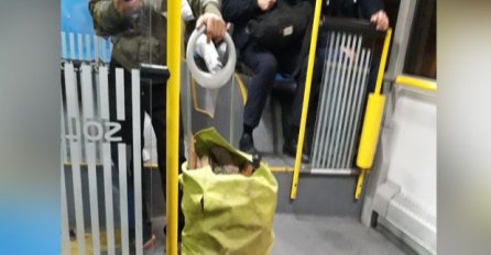 ČOVJEK JE UŠAO U BUS U SRBIJI, GURAJUĆI TEŽAK DŽAK: Ono što je bilo unutra OSTAVILO JE U SUZAMA SVE PUTNIKE (FOTO)