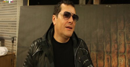 ŠTA JE OVO URADIO OD SEBE? Aco Pejović se dugo krio od medija, A SAD SU GA USLIKALI, POGLEDAJTE NA ŠTA LIČI (FOTO)