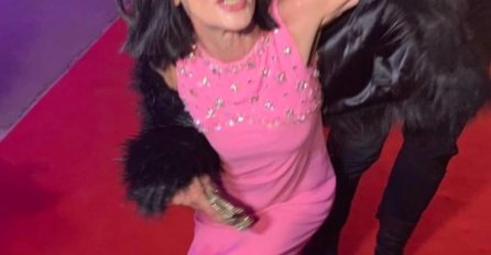 PRED SVIMA SE PROSULA, ŠTIKLE JOJ DOŠLE GLAVE: Nasred cvenog tepiha pjevačici se dogodio DEBAKL! (FOTO)