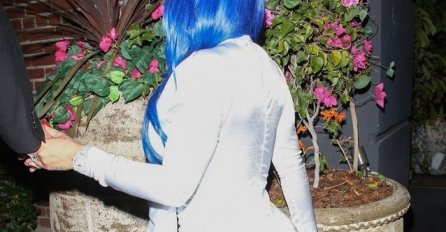 PROŠETALA JE NOVU BOJU KOSE, ALI SVI SU JOJ GLEDALI U NOGE: Pogledajte kako ona iugleda BEZ FOTOŠOPA! (FOTO)