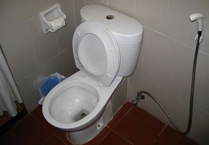 DOMAĆA PASTA U KOJU SE DOMAĆICE KUNU: Čisti svu prljavšinu u kupatilu KAO OD ŠALE!