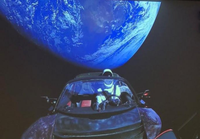 DEVET MJESECI NAKON LANSIRANJA: Evo gdje se trenutno nalazi Teslin crveni Roadster u svemiru! 