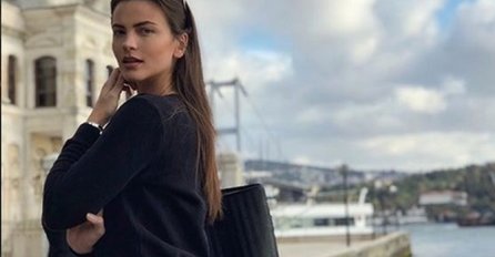 ŽENE IH MASOVNO KUPUJU, A U NJIMA IZGLEDAJU ODVRATNO: Milica Pavlović obukla PANTALONE KOJE SU HIT OVE JESENI (FOTO)
