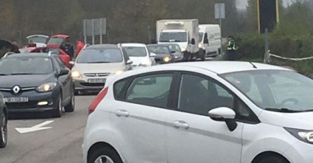 BLOKIRAN AUTOPUT, POLICIJA SVE OPKOLILA: Izvode ljude iz AUTA, TRAŽE SAMO JEDNU STVAR! (FOTO)