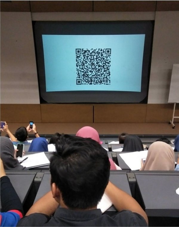 studenti-na-univerzitetu-u-maleziji-dokazuju-svoje-prisustvo-skeniranjem-qr-koda-12