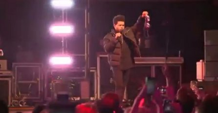 REPERU NA NASTUPU BACILI GRUDNJAK: Kad je shvatio da ga djevojka posmatra, URADIO JE NEŠTO NEOČEKIVANO!