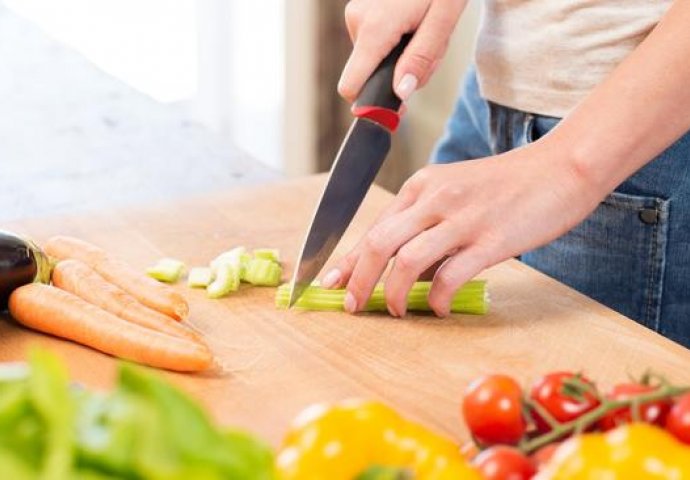 Muku mučite sa tupim noževima u kuhinji: Ali sa ovom metodom problem će nestati zauvijek!