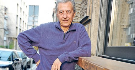 GODINAMA ŽIVI U LUKSUZNOM STANU, A SAD SU KOMŠIJE OTKRILE ISTINU: Skitnica mu čuči ispred KAPIJE, A RAZLOG ĆE VAS SLOMITI!