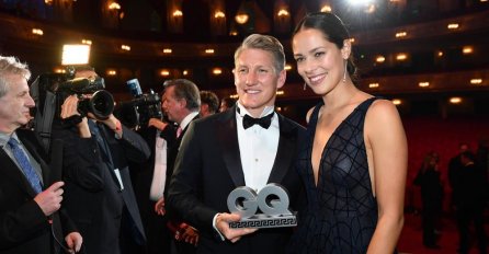 ŠVAJNI SE PREZNOJAVAO: Sinoć su svi gledali u ANIN DEKOLTE, a kad su pogledali donji dio UHVATILI SU SE ZA GLAVU (FOTO)