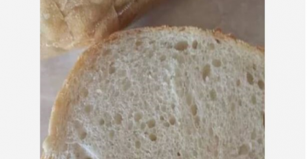 ŽENA KUPILA HLJEB, A KADA GA JE RAZREZALA ZANIJEMILA JE: "Muka mi je, ne kupujte ovdje" 